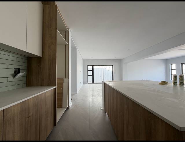 5 BEDROOM HOUSE FOR SALE IN SANDOWN